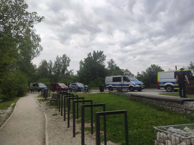 Policja i służby ratunkowe szukają kobiety po zgłoszeniu od świadków, którzy we wtorek wieczorem usłyszeli krzyki wzywające pomocy. Według relacji widziano też mężczyznę oddalającego się z okolicy.Na miejscu znaleziono pozostawiony strój kąpielowy. W działania zaangażowano policję, straż pożarną, psy tropiące oraz drony z termowizją. Zbiornik jest również przeszukiwany przy użyciu sonaru. Trwa wyjaśnianie okoliczności zdarzenia.Akcja poszukiwawcza na Zakrzówku. Fot. Jan Pająk#kraków #zakrzówek