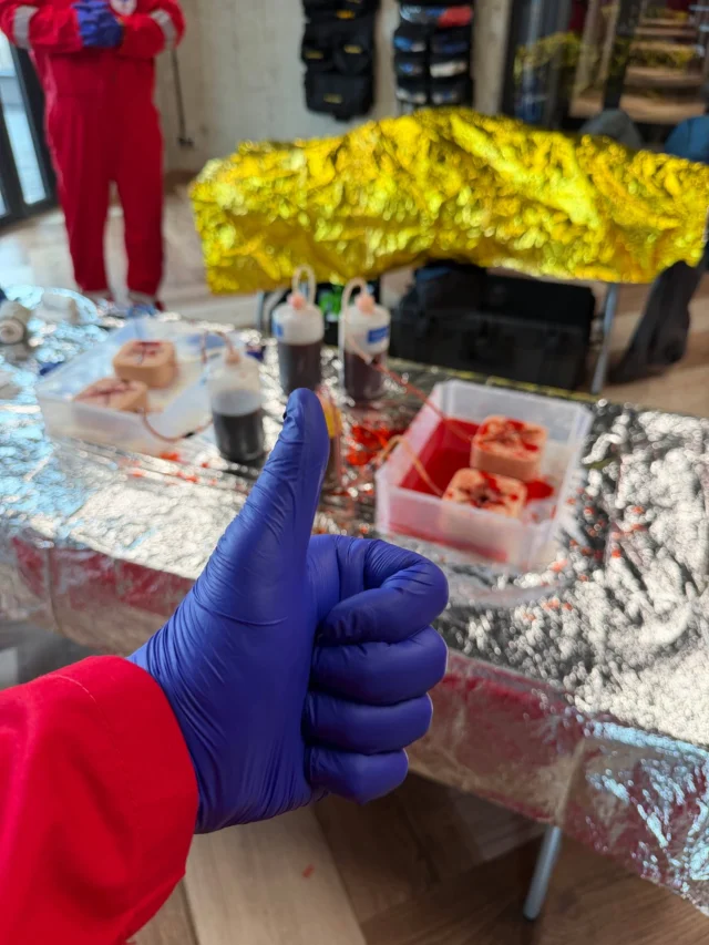 Nauka przez praktykę to coś co robiłem przez ostatnie 3 dni w @deepspotpoland na szkoleniu z pierwszej pomocy @diversalertnetwork.Realistyczne scenariusze dopasowane do środowiska nurkowego. Spadające butle na nogi, groźne zwierzęta, złamania, hipotermia, choroba dekompresyjna, poszkodowani w trudno dostępnych miejscach i tak dalej.Nie było lekko, często bardzo gorąco a czasem bardzo zimno jak na zajęciach z hipotermii. Genialnie poczuć na sobie co czuje poszkodowany kiedy mu zimno i jak pomaga bardzo (albo nie) koc NRC.Jednym słowem - zapisz się dziś na szkolenie do @michal_kosut bo naprawdę warto!PS. Na szkoleniu Michał pokazuje ciekawe nagarnia z wypadków nurkowych... tego nie ma nigdzie - i to robi ogromne wrażenie i przekazuje sporo wiedzy.